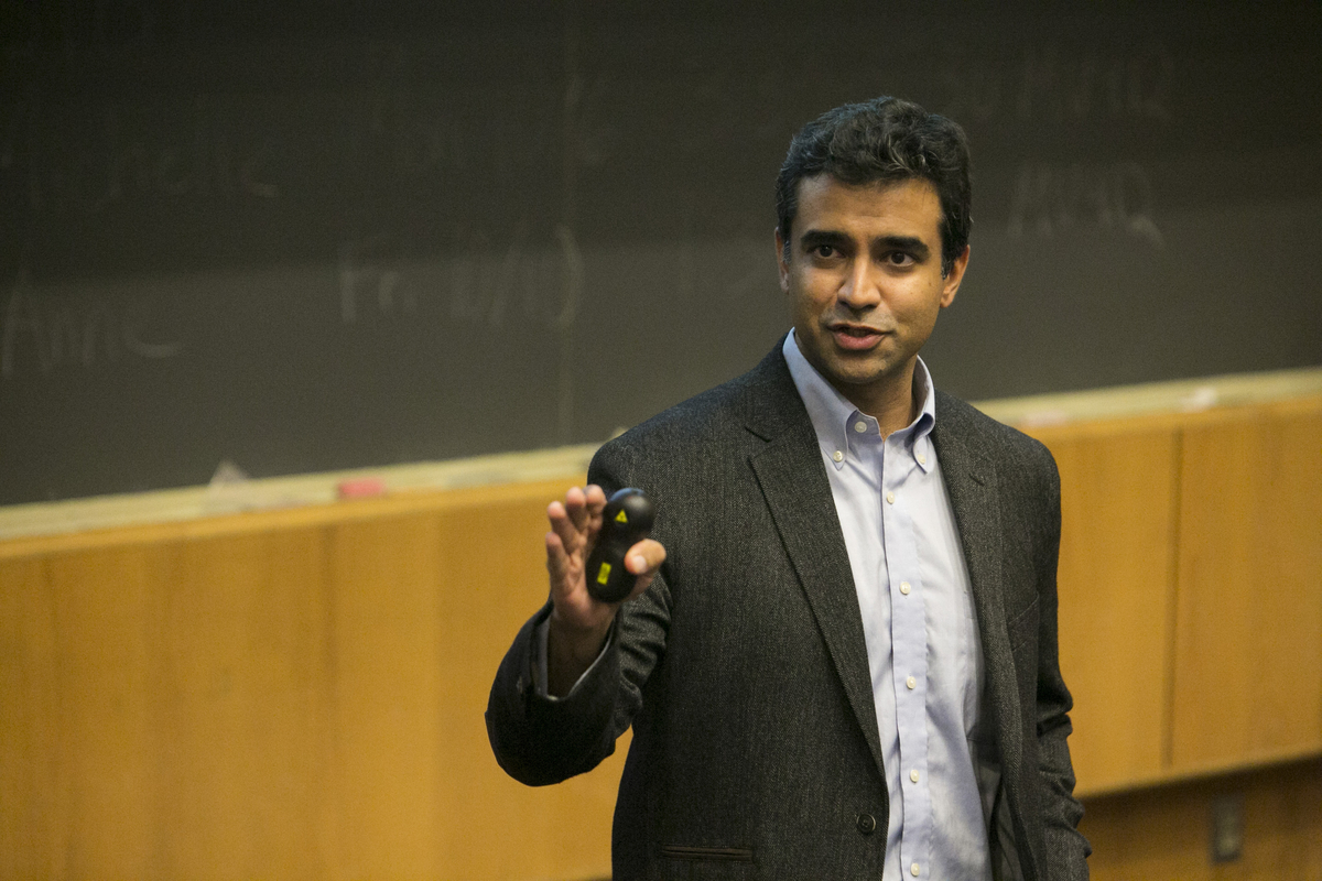 Rishi Manchanda gives a lecture to medical students at more at Tufts University. Photo: Kelvin Ma/Tufts University